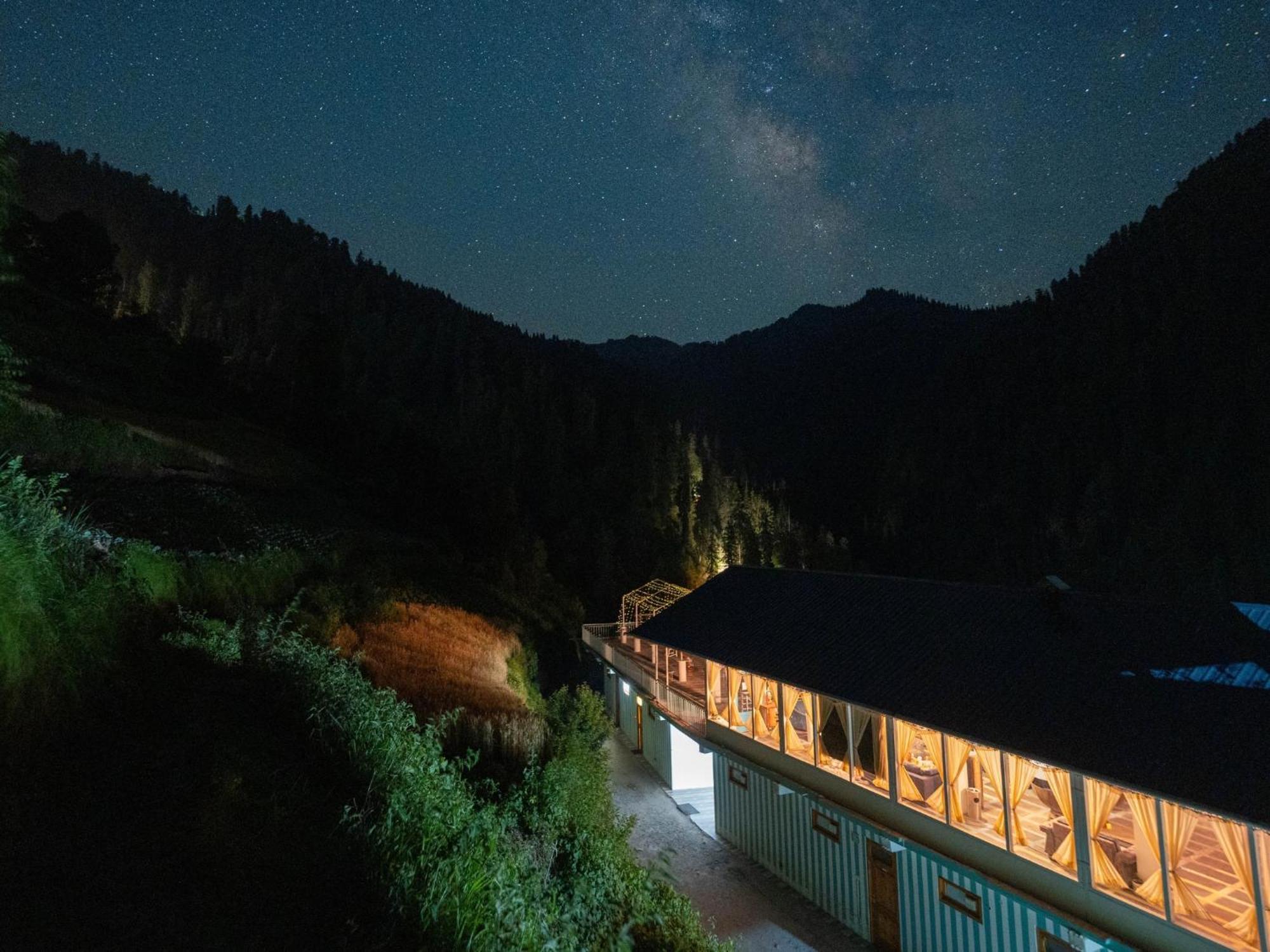 Moustache Shoja, Jibhi Hostel Buitenkant foto